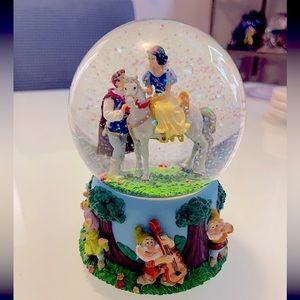 Disney Enesco Snow White Seven Dwarfs "I Love You Truly" Music Globe Glitter